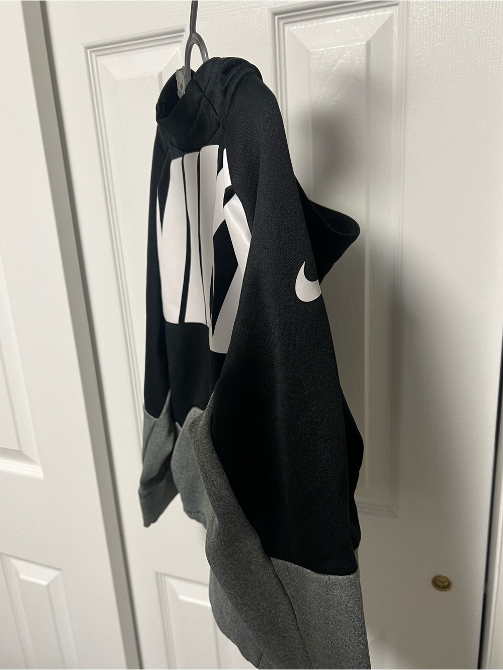 Nike Boys Therma Colorblock Logo Pullover Hoodie Black Grey Youth M - Picture 3 of 8